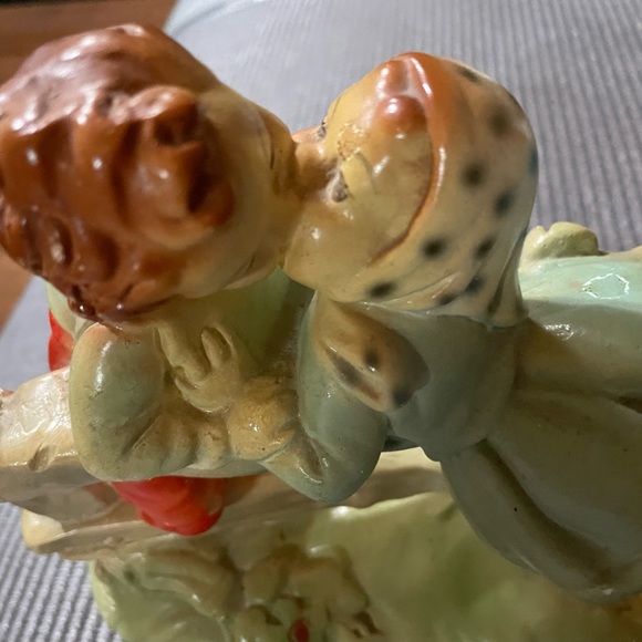 Vintage, 1950s chalkware. Kissing cousins over the fence. - Picture 3 of 5